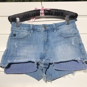 Kancan Light Wash Distressed Cut Off Estilo Shorts